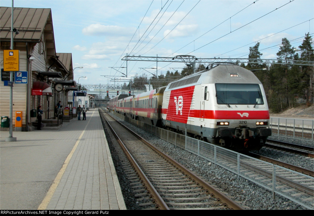 s/b to Helsinki led by VR Sr2 #3210